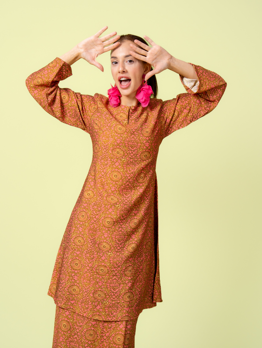 Merdu Midi Kurung - Sally
