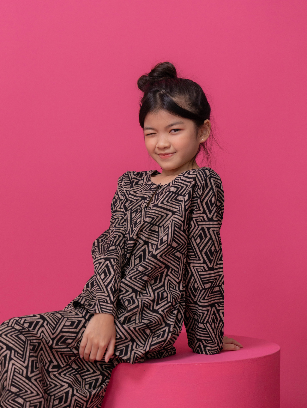 KIDS Ellie Kurung in Black