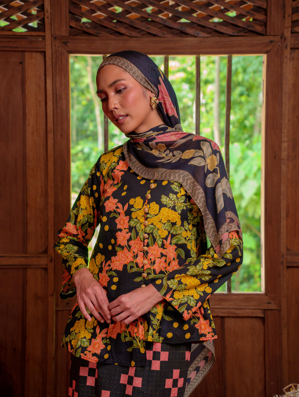 Lova Kebaya - Titania Black