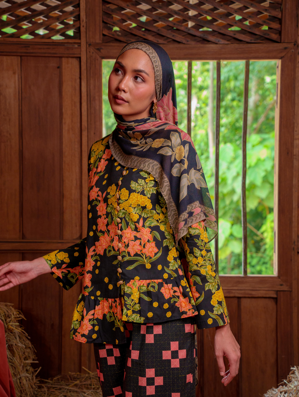 Lova Kebaya - Titania Black