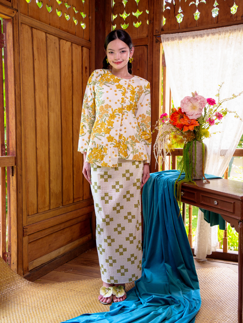 Lova Kebaya - Titania White