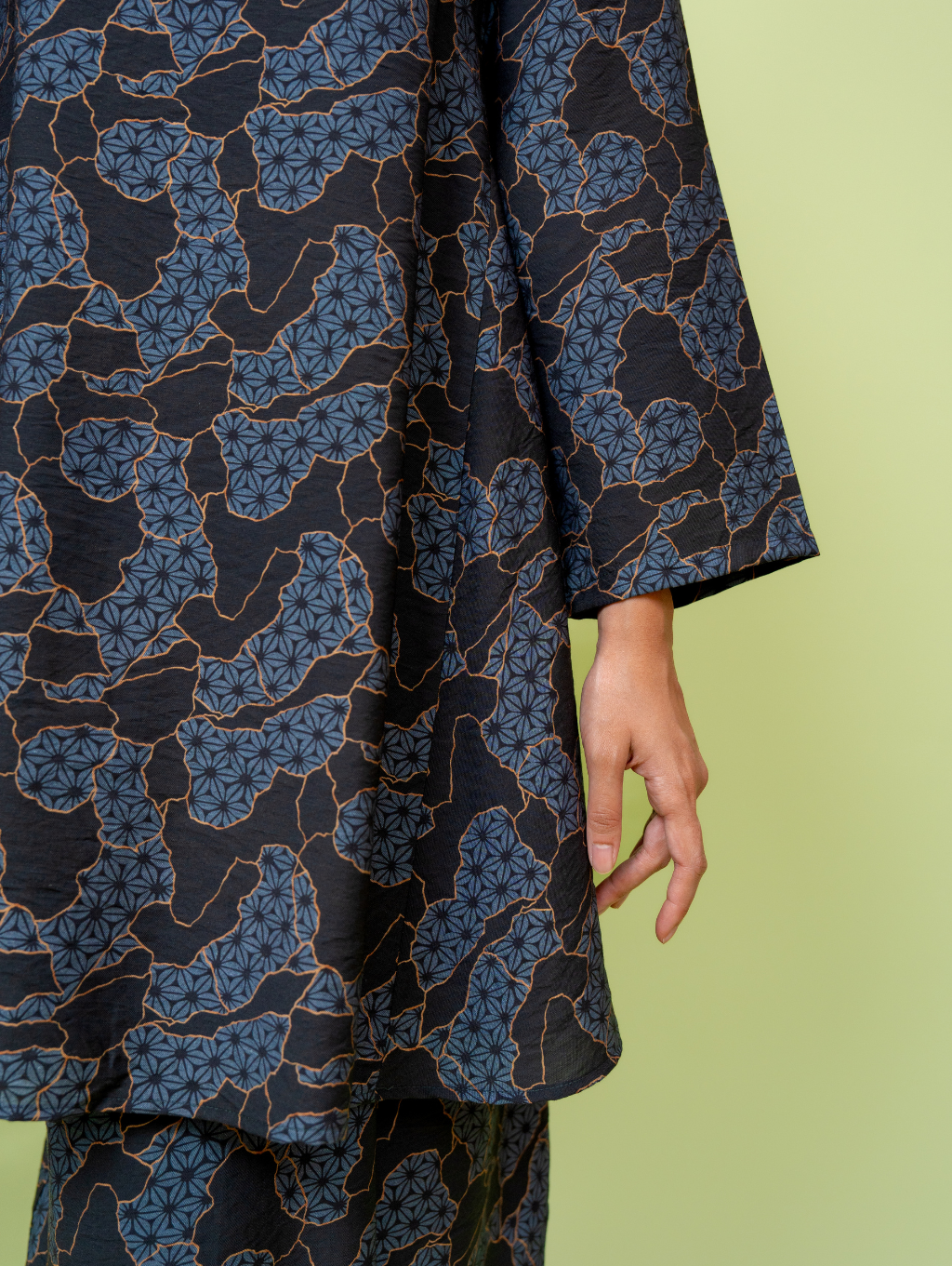 Merdu Midi Kurung - Blaze Black